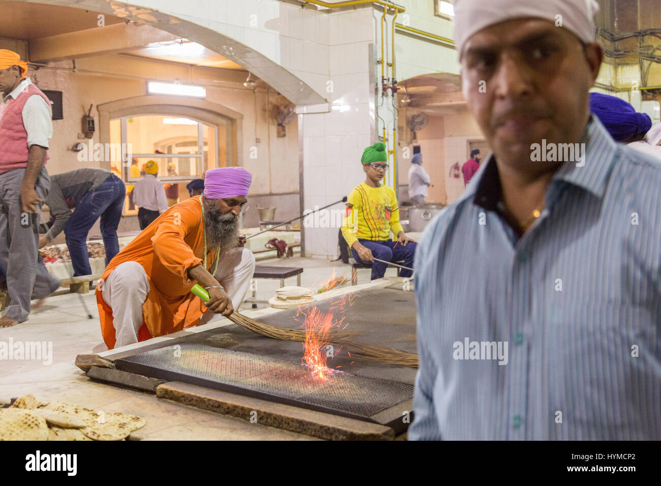 Grossküche im Bangla Sahib Gurudwara, das größte Sikh Heiligtum in Delhi, Indien Stock Photo
