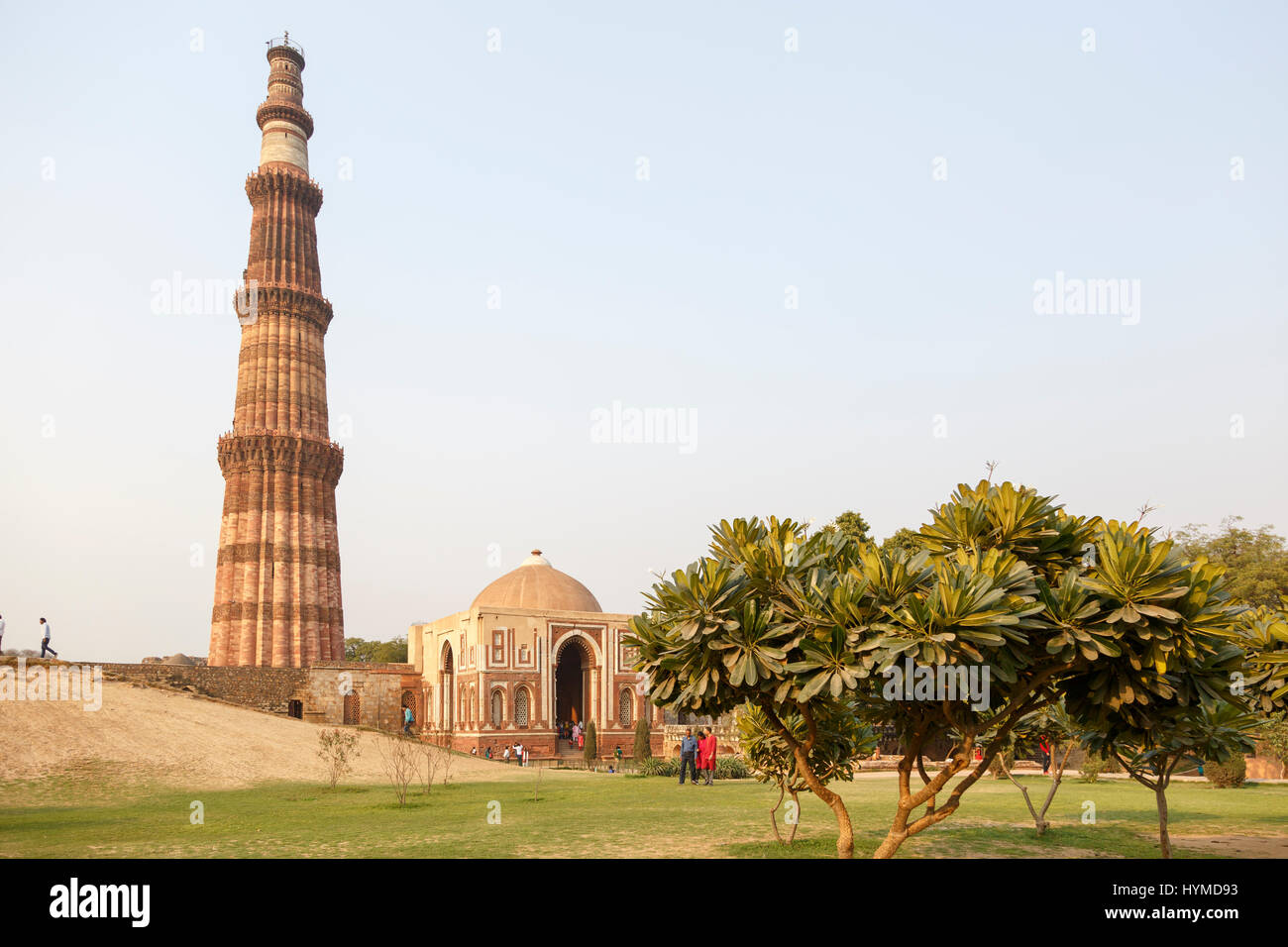 Siegessäule Qutb Minar und Qutb Komplex, Delhi, Indien Stock Photo