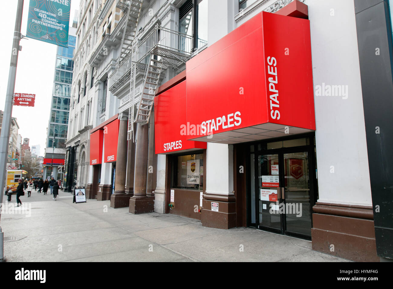 Staples store hi-res stock photography and images - Alamy