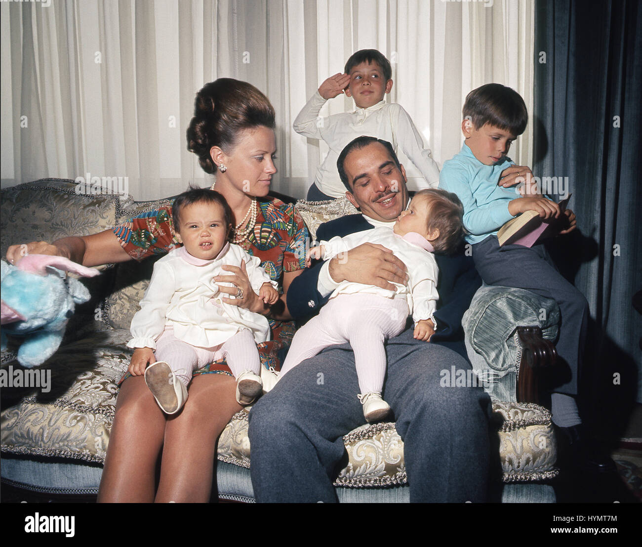 HUSSEIN bin Talal al-Hashemi 1970 King of Jordan with family wife British  Antoinette Avril Gardiner with married name Muna with the children Stock  Photo - Alamy