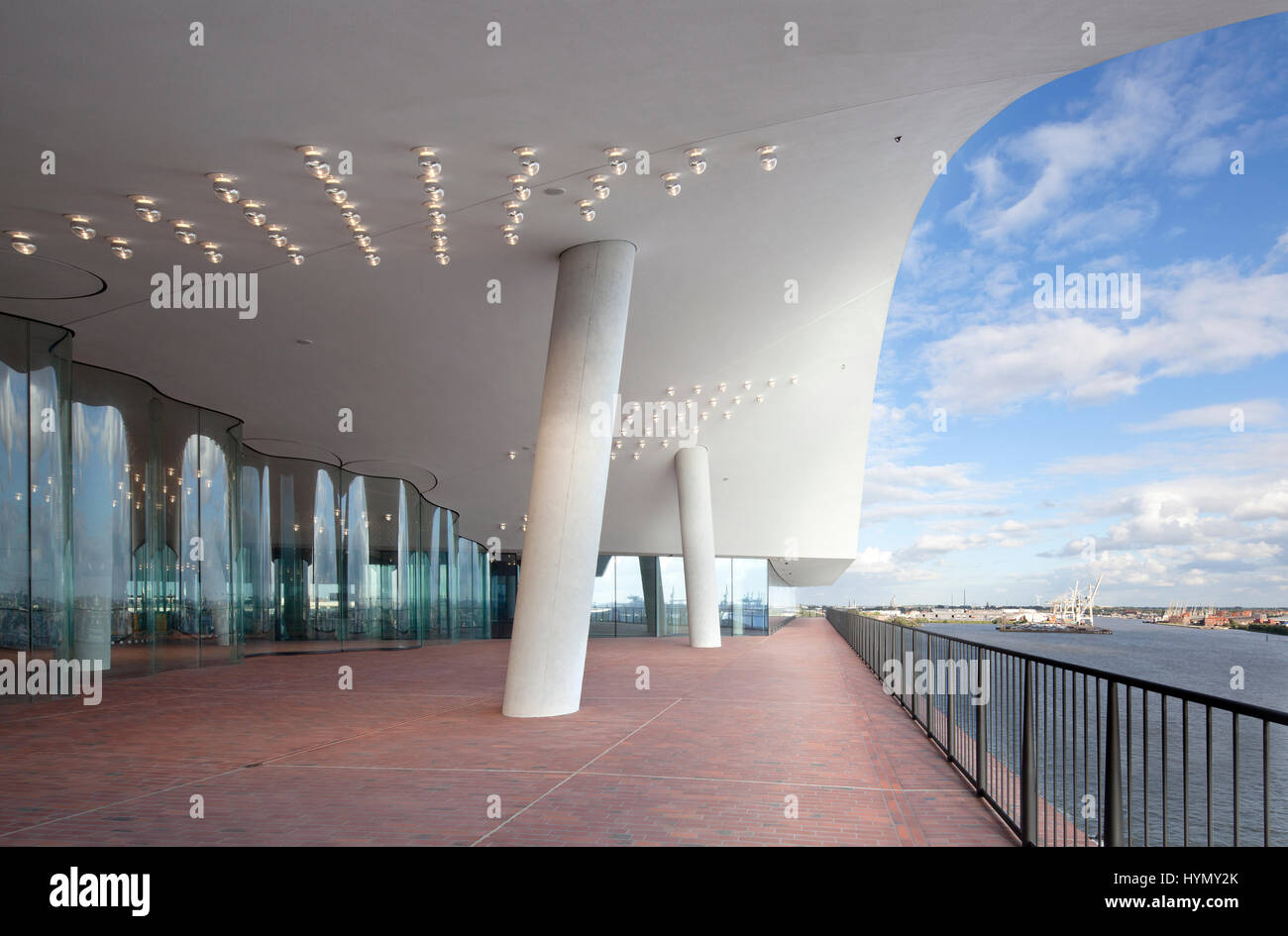 Public viewing platform, plaza with wind deflector made of curved glass