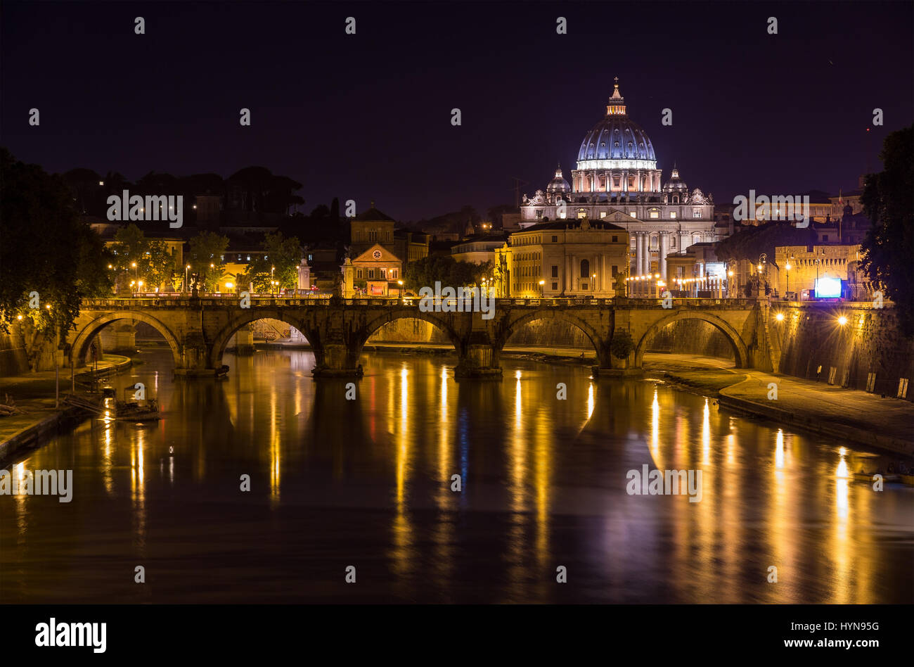 Night view of Basilica di San Pietro in Rome Stock Photo