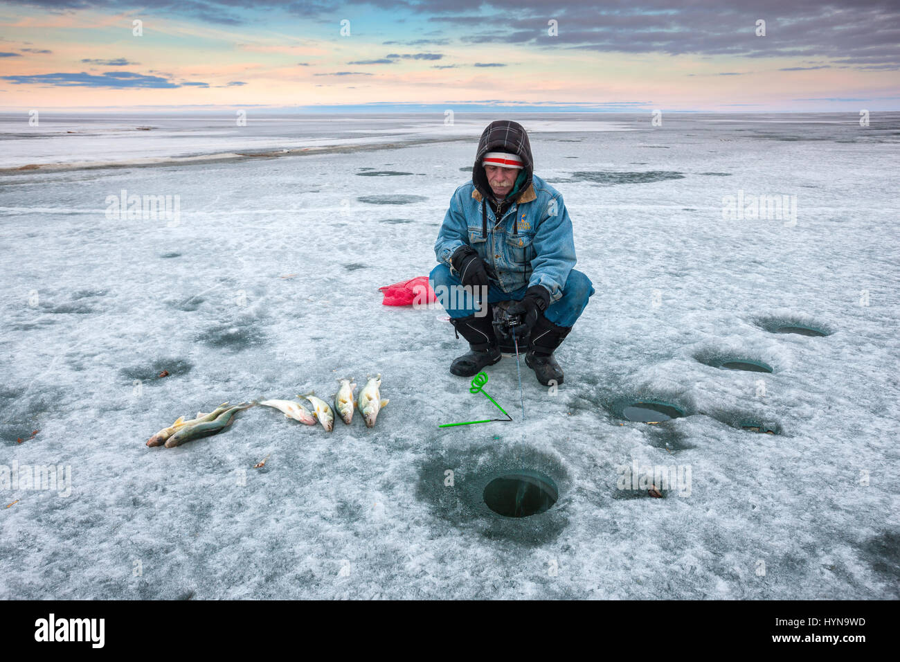 Sitting man ice fishing hi-res stock photography and images - Alamy