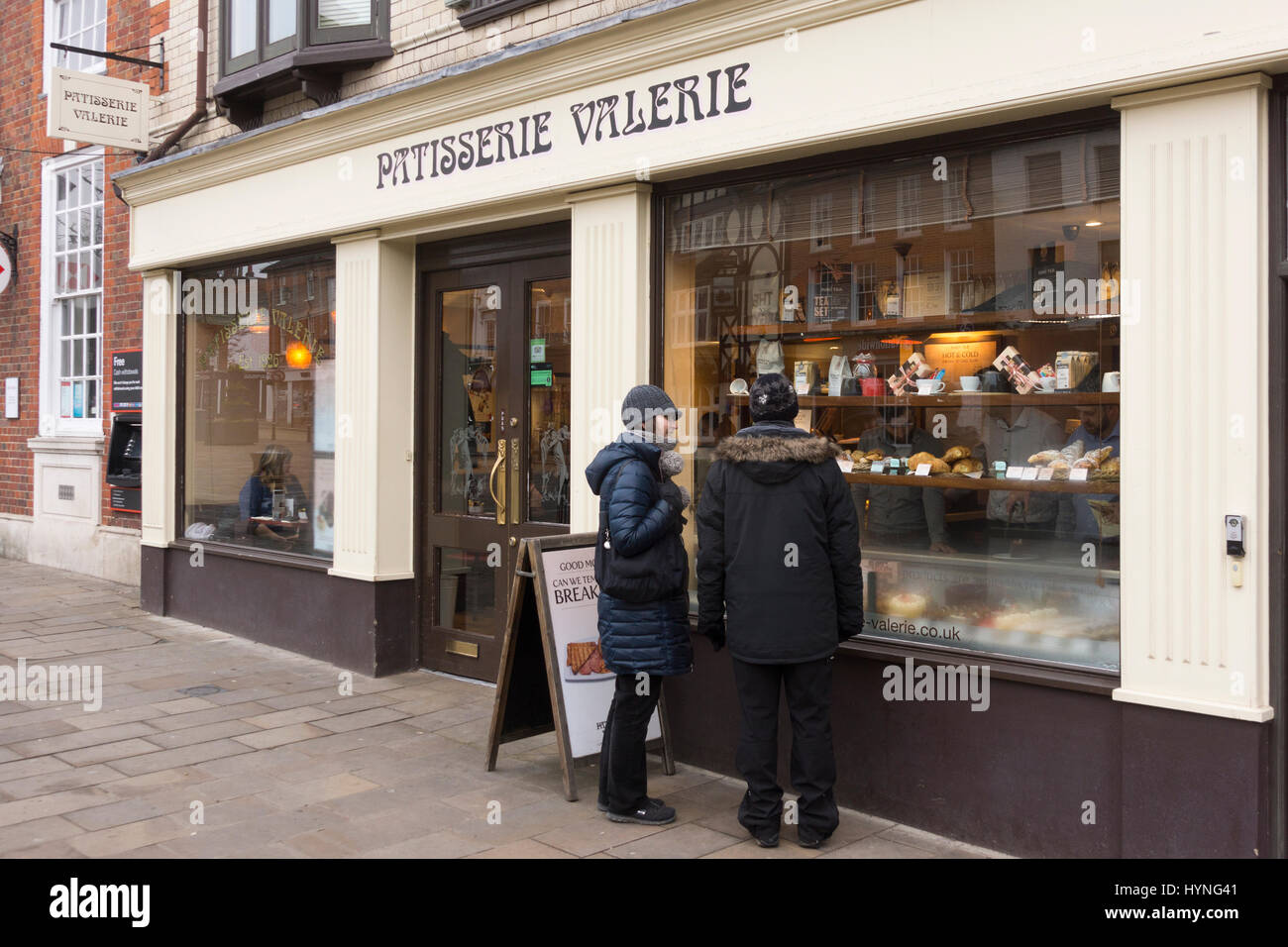 A couple looking into the window of Patisserie Valerie at lunch time, Henley-on-Thames Stock Photo