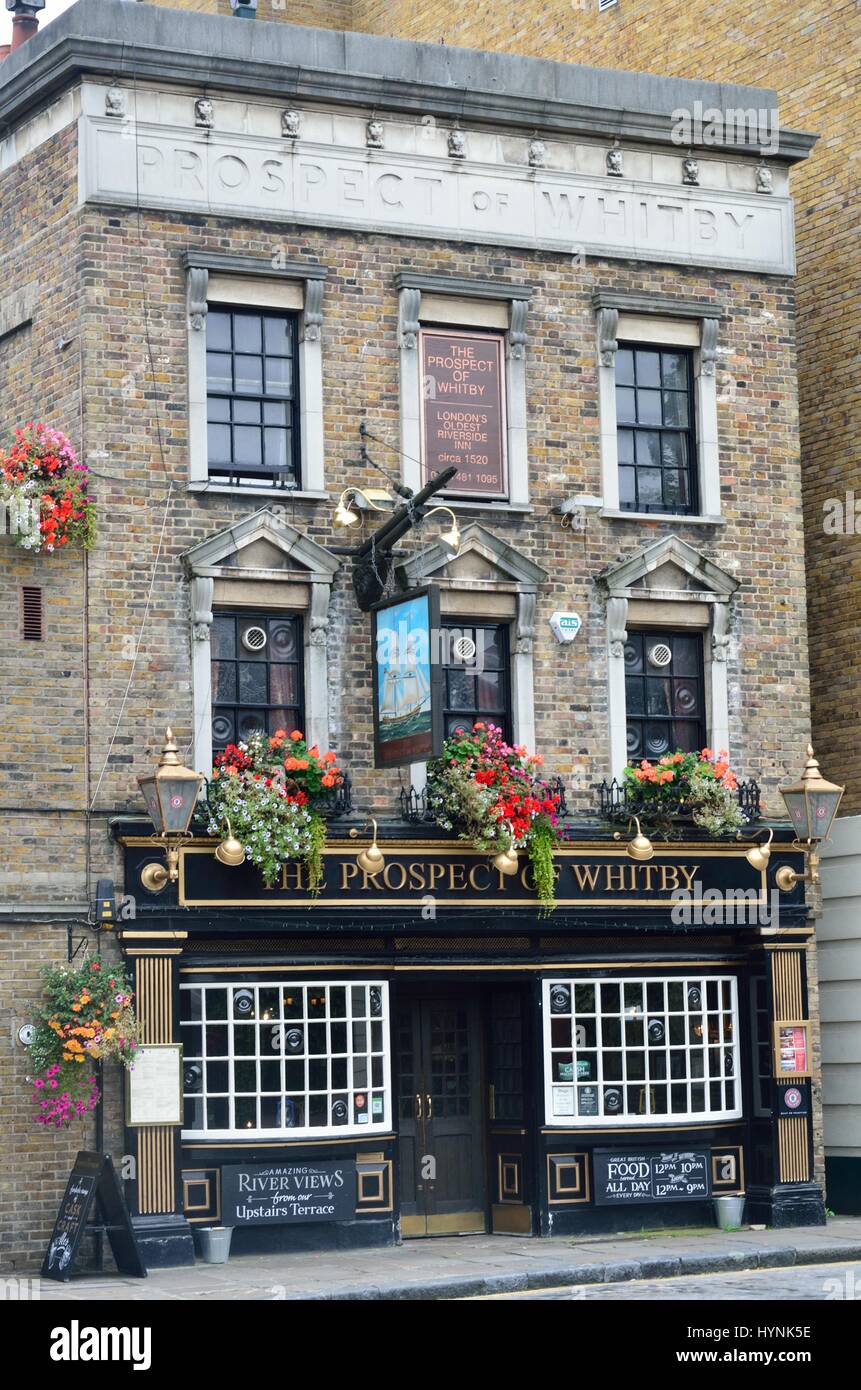 WAPPING LONDON UK  16 September 2014: Prospect of Whitby pub  Wapping Stock Photo