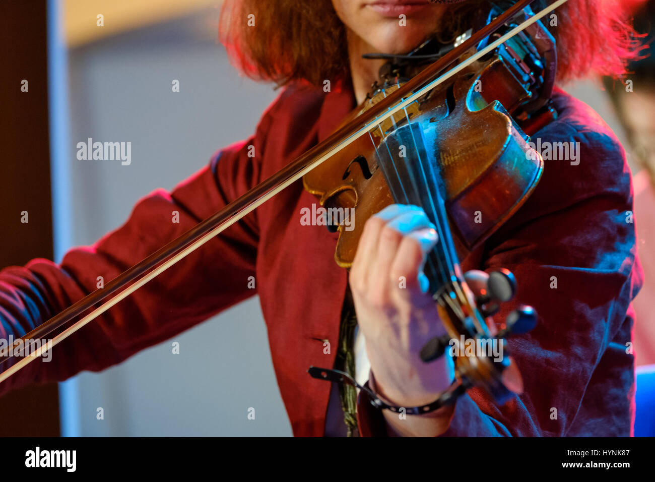 Young woman playing the violin Stock Photo - Alamy