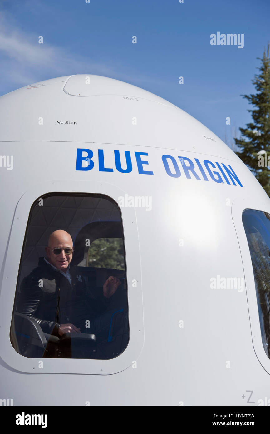 Jeff bezos rocket hi-res stock photography and images - Alamy