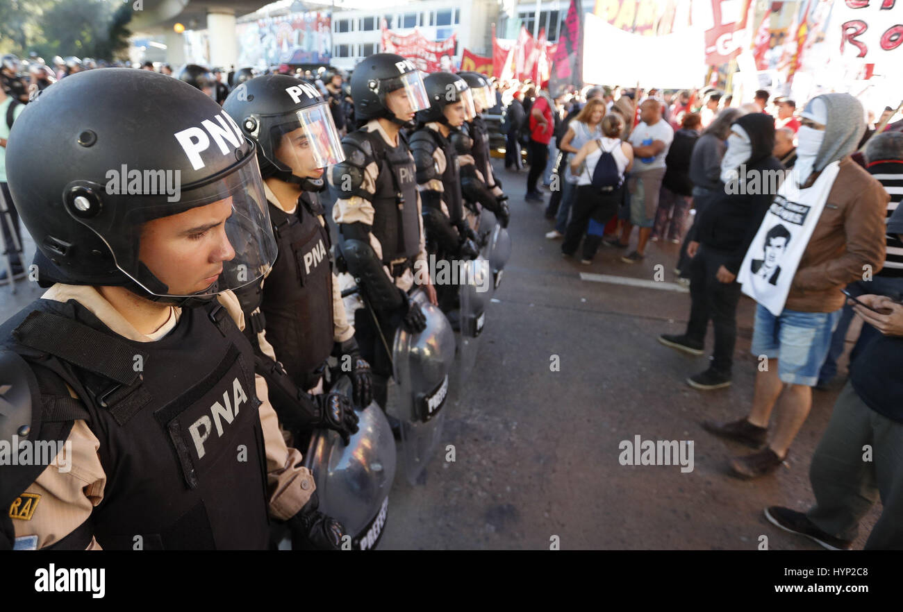 Buenos Aires, Argentina. 06th Apr, 2017. Argentinian police agents ...