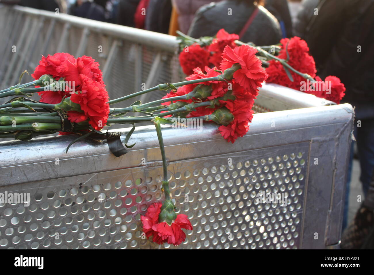 Moscow, Russia. 6th Apr, 2017. Red cloves can be seen near the Red
