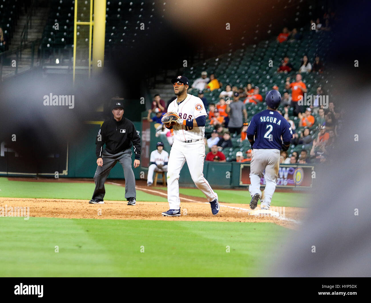 Gurriel's hair is family affair, 11/12/2017