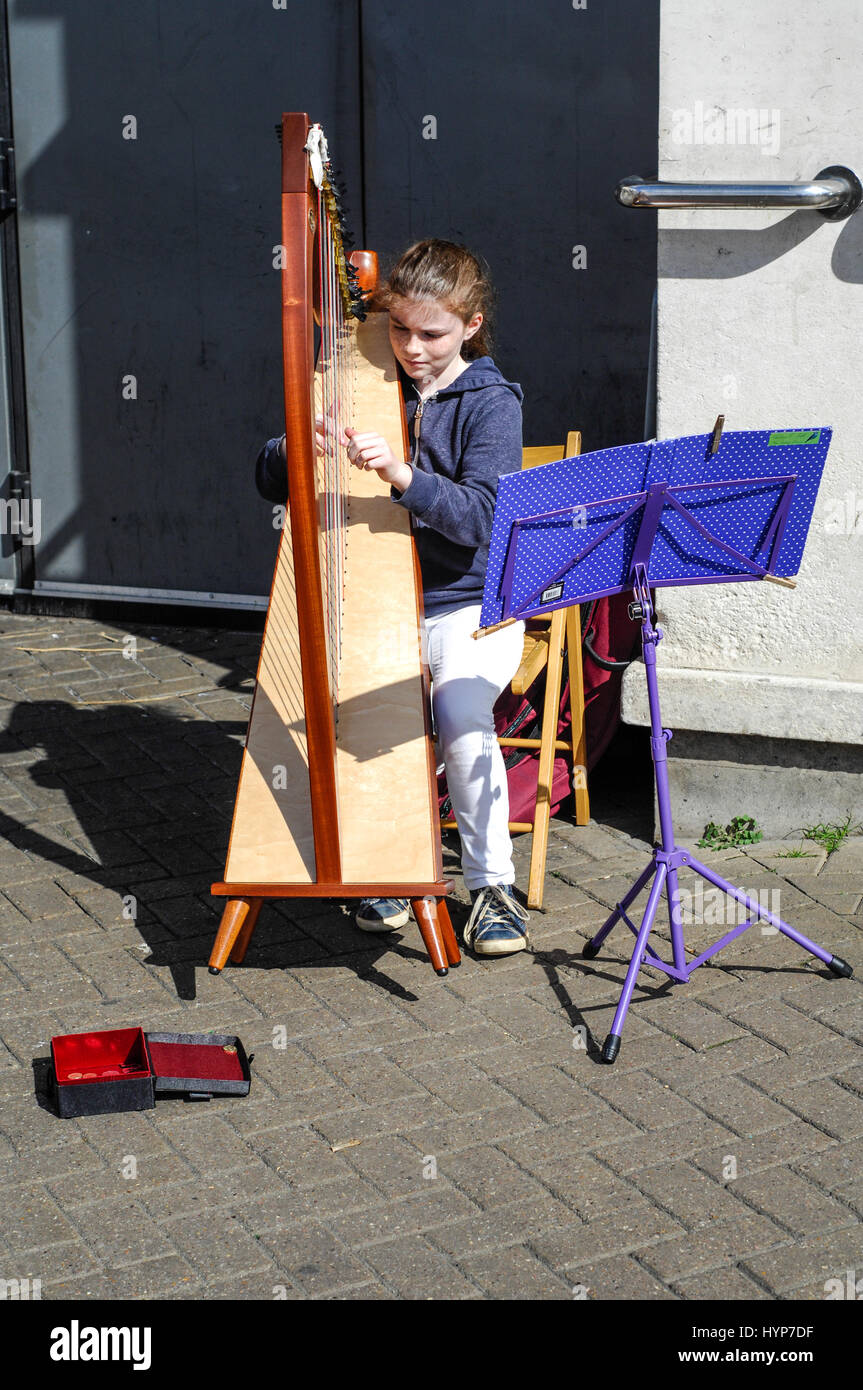 Girl busker hi-res stock photography and images - Alamy