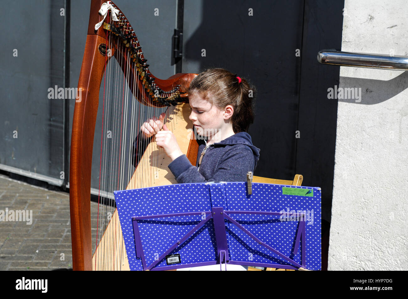 Girl busker hi-res stock photography and images - Alamy