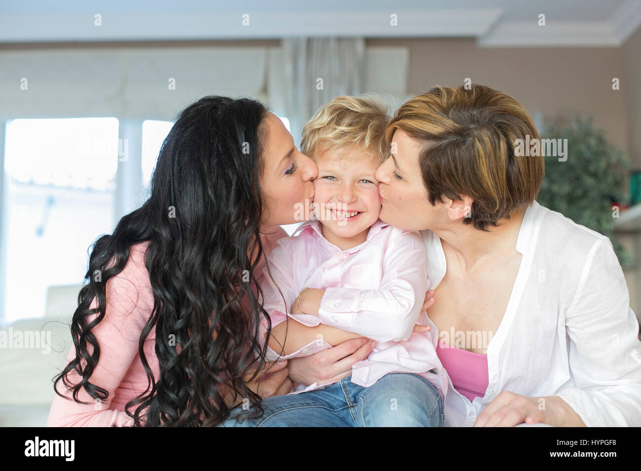 pictures of women kissing women