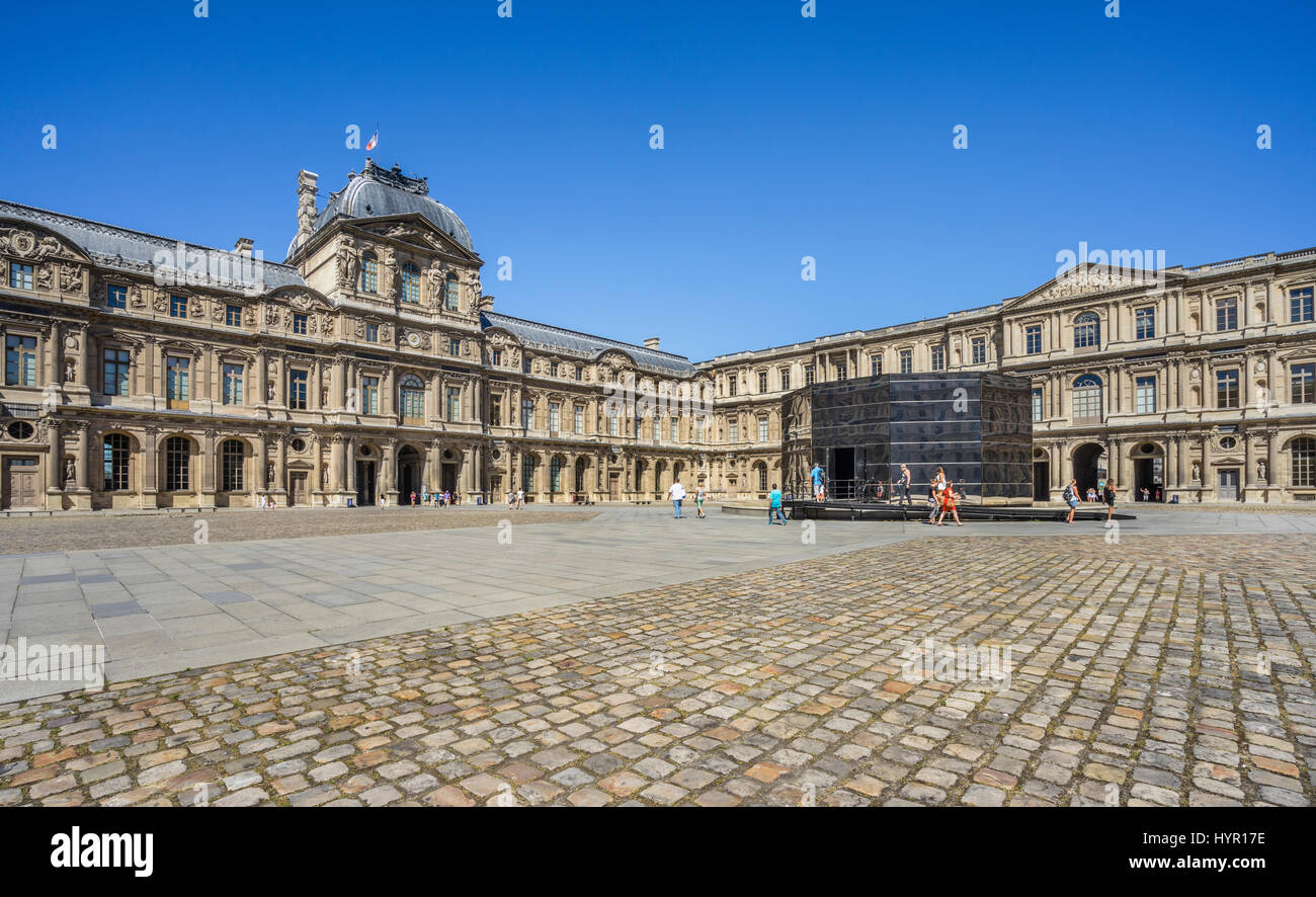 France, Paris, Louvre Museum, the mirror-polished steel walled cage atop the central fountain of the Cour Carrée (Court Square) contains panoramas by  Stock Photo