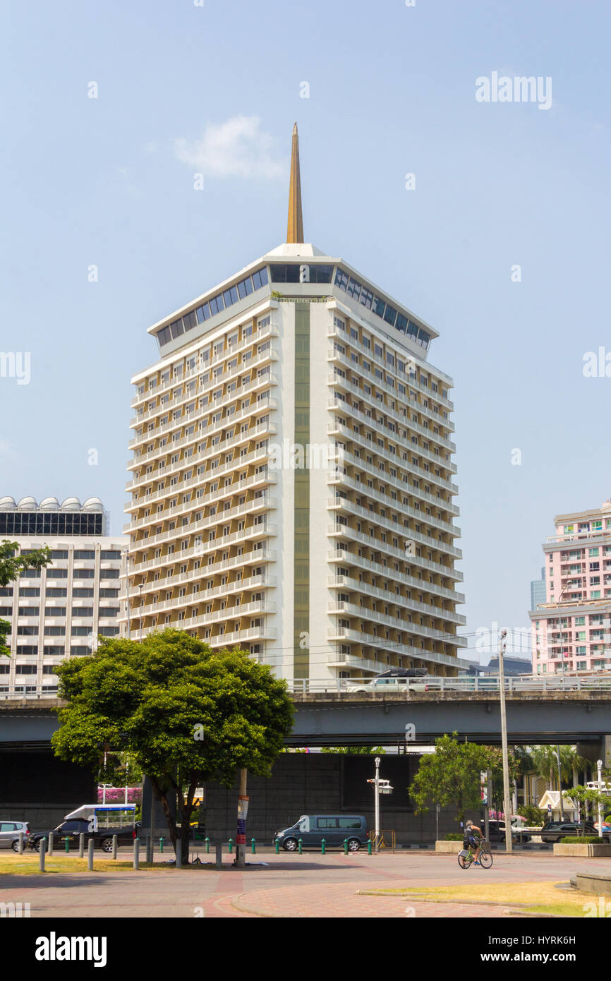 The Dusit Thani hotel on the corner of Rama IV road and SIlom road in Bangkok, Thailand Stock Photo