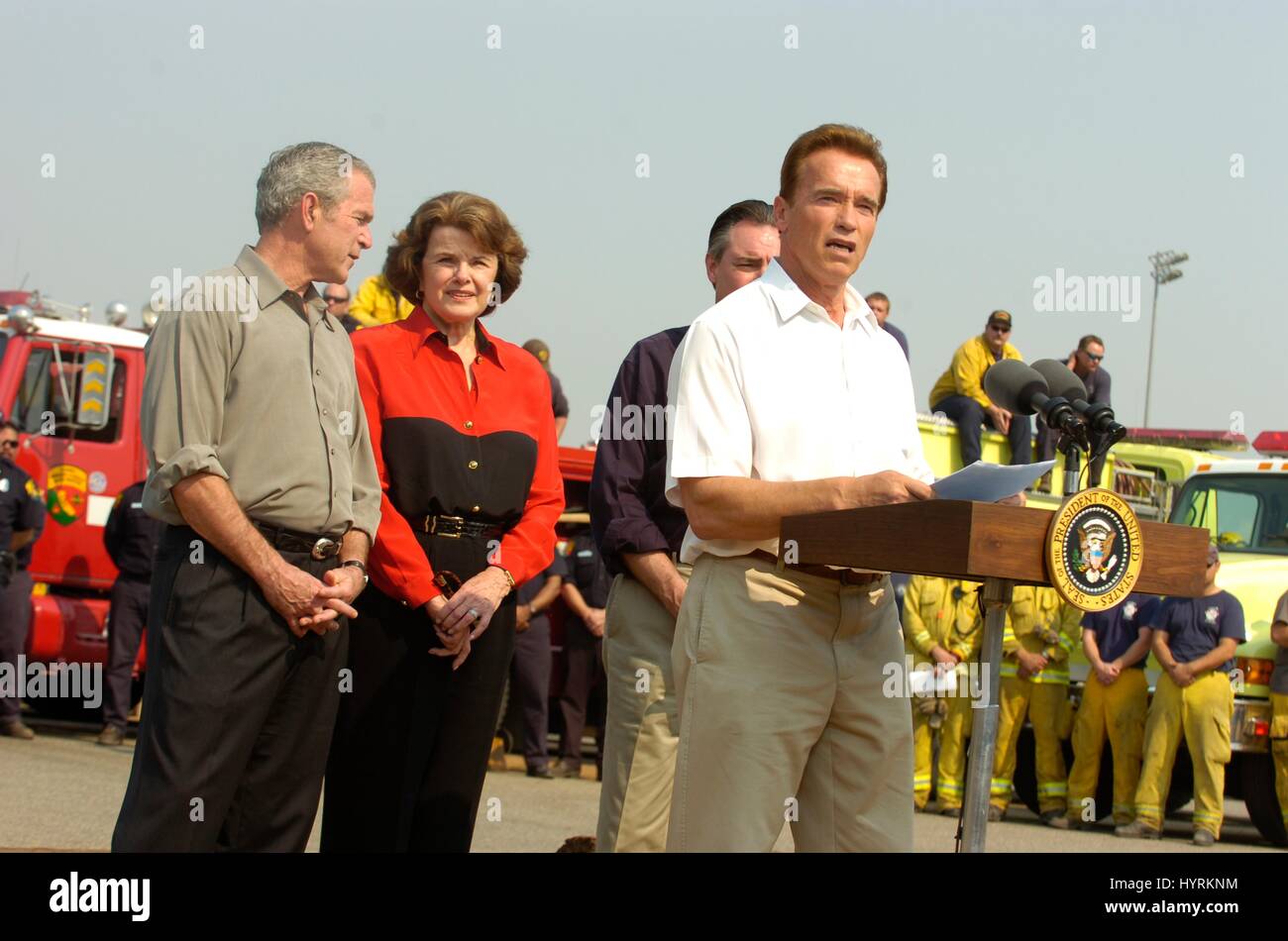 California Governor Arnold Schwarzenegger introduces U.S. President George W. Bush and California Senator Dianne Feinstein during a wildfire visit at Kit Carson Park October 25, 2007 in Escondido, California. Stock Photo