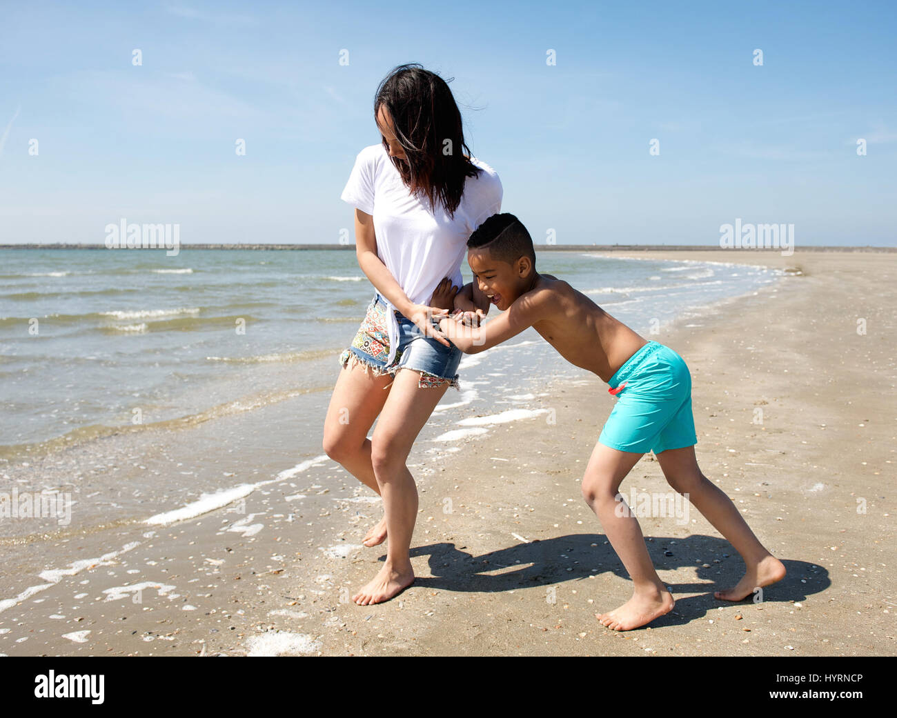 Мама после пляжа. Молодые мамы на море. Фотосессия с сыном на пляже. Подросток с мамой на море.