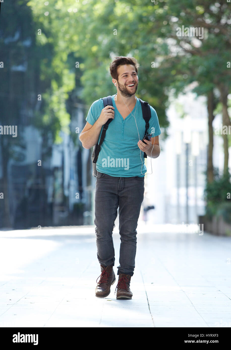 девушка в белом платье. радостная девушка. девушка смеется. радостная девушка. девушка бежит навстречу.