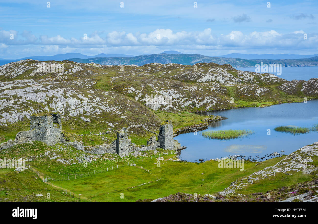 Dunlough Castle, at Three Castles Head, in the Mizen Peninsula Stock Photo