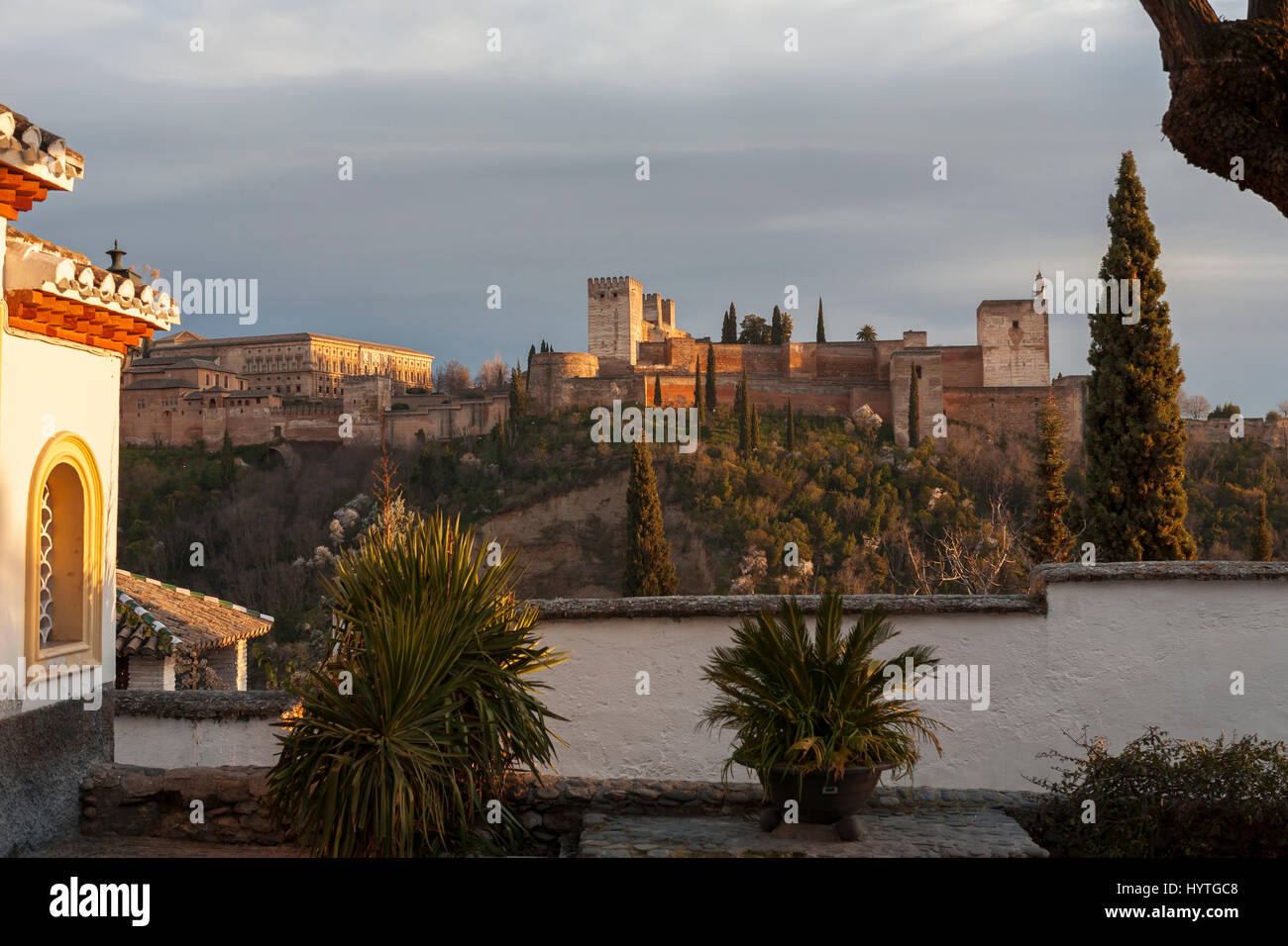Placeta Comino,  El Albaicín, Granada, with the Alhambra across the Darro valley Stock Photo