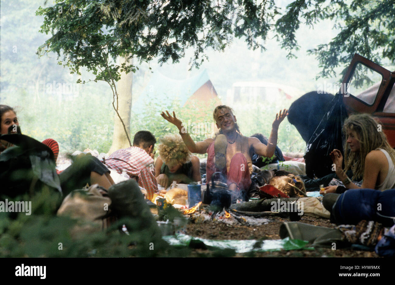 Hippies new age travellers camping hi-res stock photography and ..., حجم الصورة 1300x940