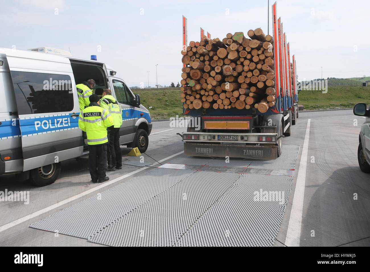 Schleiz, Germany. 26th Apr, 2017. A wood transporter being weighed on Police mobile scales at a rest area of the Autobahn 9 near Schleiz, Germany, 26 April 2017. Passenger cars and trailer trucks were checked as part of a large control operation conducted by the Police, Customs, the Office for Occupational Safety and the Environmental Office. Photo: Bodo Schackow/dpa-Zentralbild/dpa/Alamy Live News Stock Photo