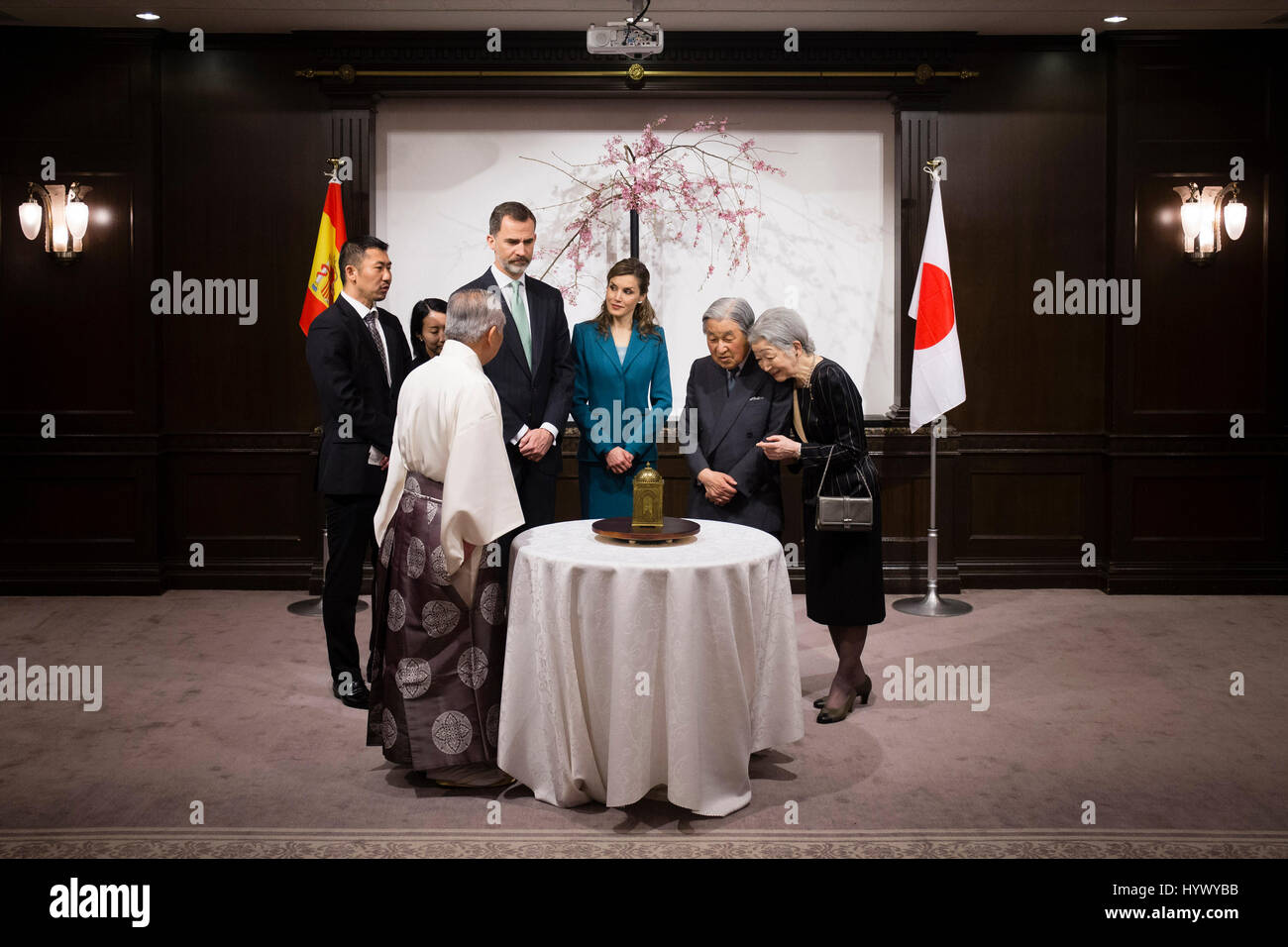 Spanish King Felipe VI and Queen Letizia with Japanese Emperor Akihito and Empress Michiko look at the western clock of Lord Tokugawa Ieyasu in Fugetsuro, former mansion of Lord Tokugawa Yoshinobu, Aoi Ward, Shizuoka Prefecture on April 7, 2017. Credit: Gtres Información más Comuniación on line,S.L./Alamy Live News Stock Photo