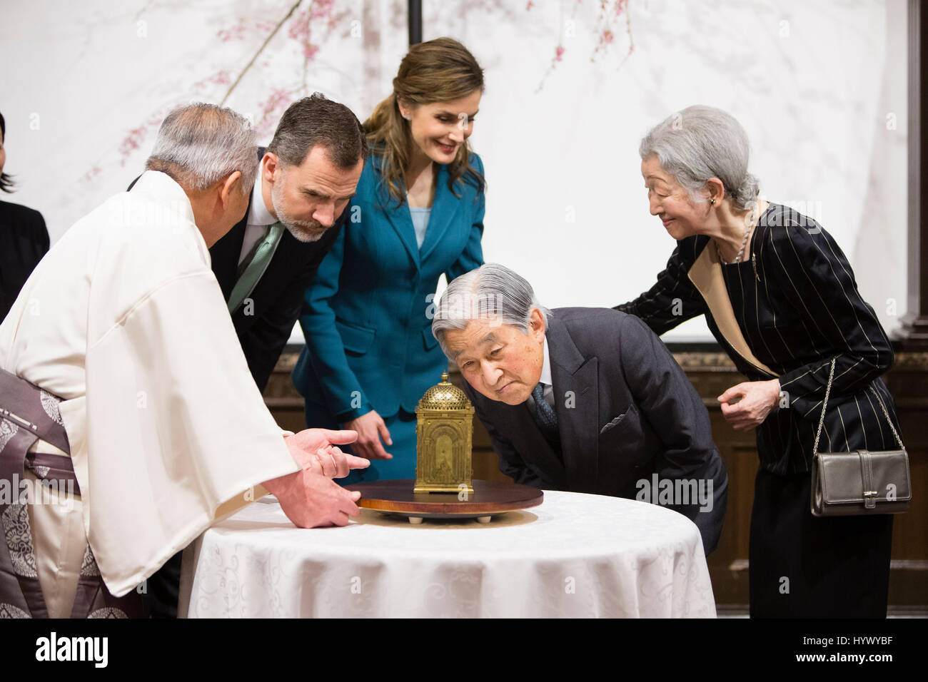 Spanish King Felipe VI and Queen Letizia with Japanese Emperor Akihito and Empress Michiko look at the western clock of Lord Tokugawa Ieyasu in Fugetsuro, former mansion of Lord Tokugawa Yoshinobu, Aoi Ward, Shizuoka Prefecture on April 7, 2017. Credit: Gtres Información más Comuniación on line,S.L./Alamy Live News Stock Photo