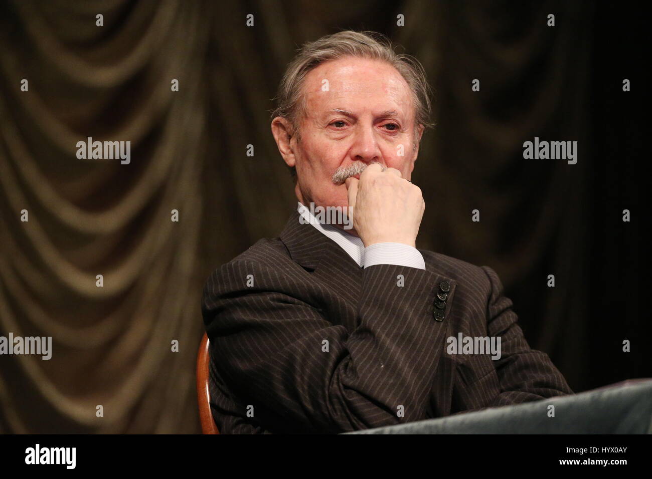 The artistic director of the Maly Theater, Yury Solomin, was discharged from the hospital and went to a sanatorium. 06.11.2012 27 The artistic director of the Maly Theater, Yury Solomin, was discharged from the hospital and went to a sanatorium. 06.11.2012 27
