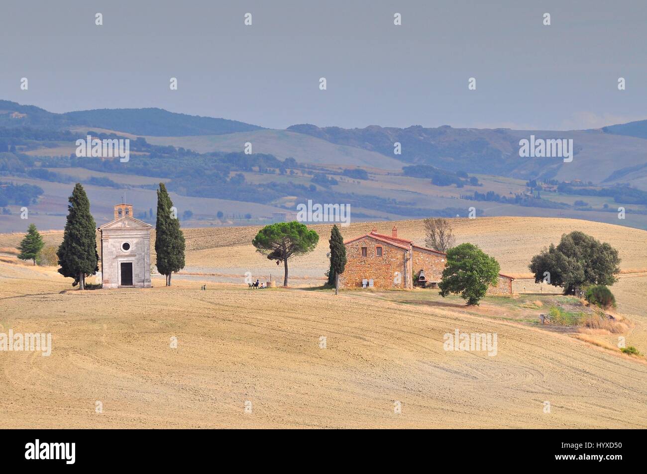 Chapel and house on hill, nr Pienza, Tuscany, Italy Stock Photo - Alamy