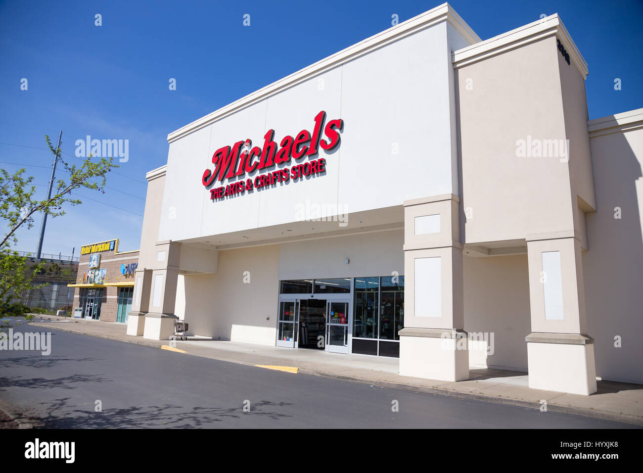 https://c8.alamy.com/comp/HYXJK8/springfield-or-march-31-2017-michaels-retail-store-near-the-gateway-HYXJK8.jpg