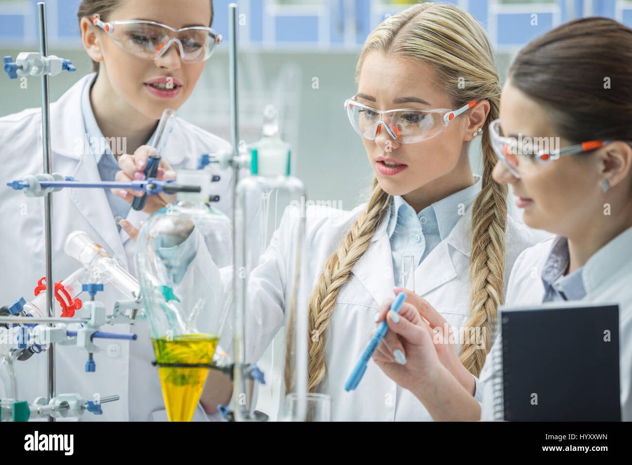 Scientists in lab coats hi-res stock photography and images - Alamy