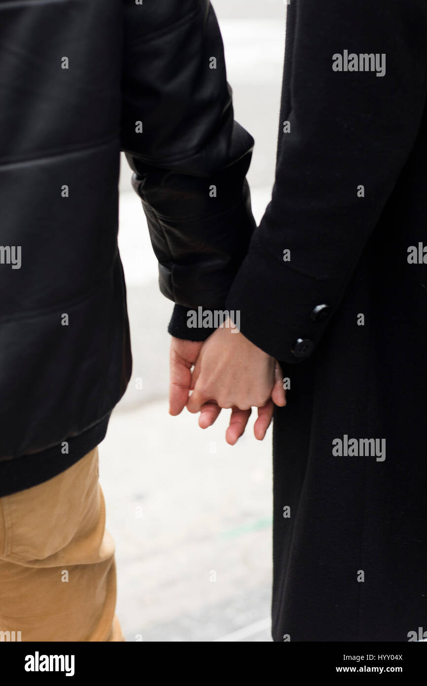 Hold hands holding hands hi-res stock photography and images - Alamy