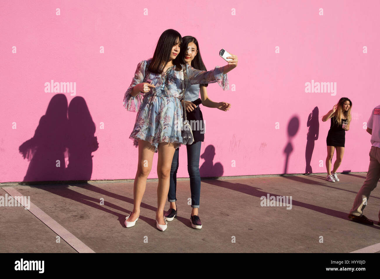 Tourists pose for photos at a wall by Paul Smith store on Melrose Avenue,  Los Angeles, California, USA Stock Photo - Alamy