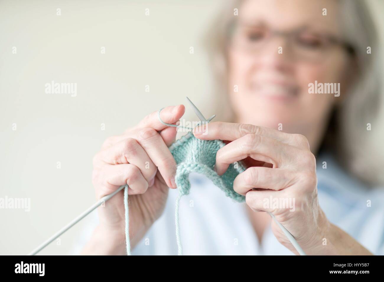 Senior woman knitting Stock Photo - Alamy