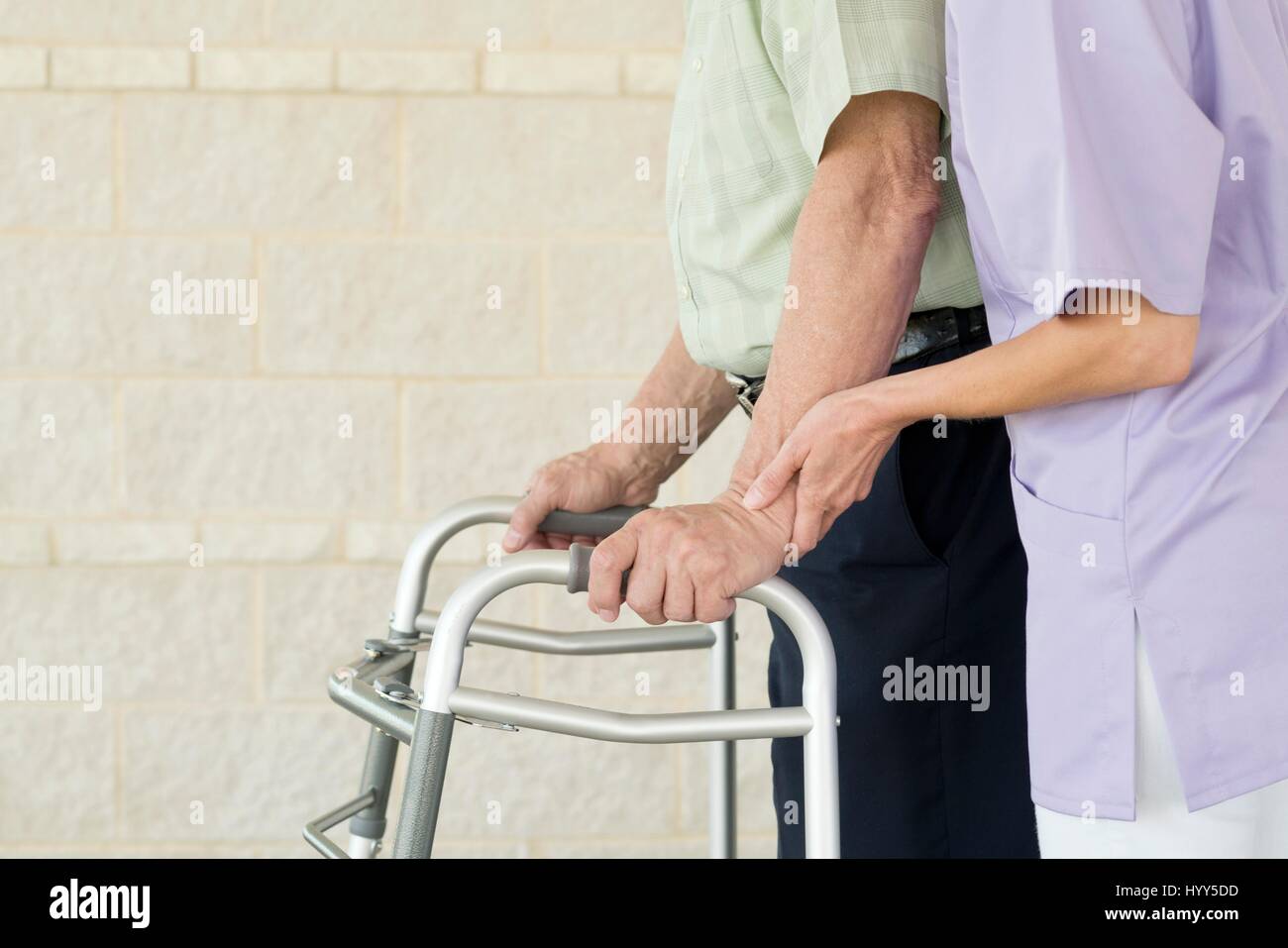 Senior Man Using Walking Frame In Physiotherapy Gym Stock - Foto 2