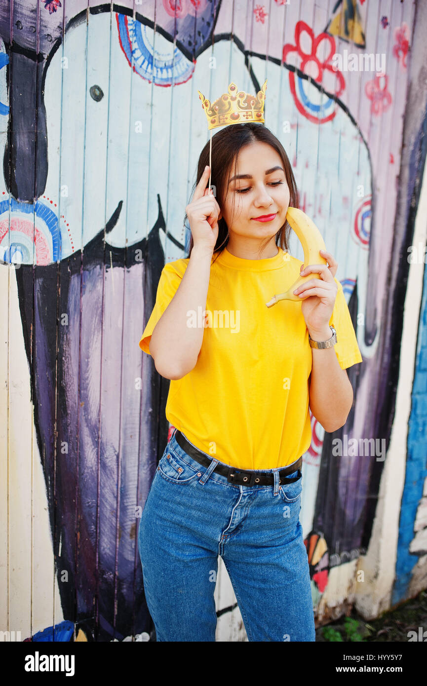 girl wear jeans and shirt