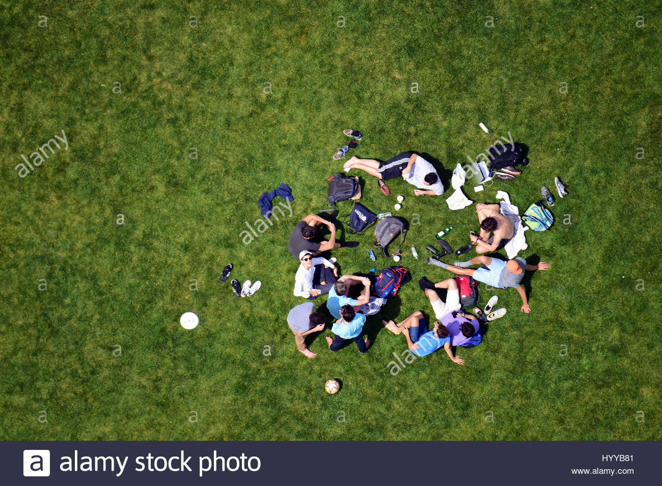Central Park Nyc Usa A Group Fo Friends Hangout Together Ate S S Of New Yorkers And Tourists Enjoying Temperatures Of Up To Twenty Six Degrees Central Park Nyc Usa A Group Fo Friends Hangout Together Ate S S Of New Yorkers And Tourists Enjoying Temperatures Of Up To Twenty Six Degrees