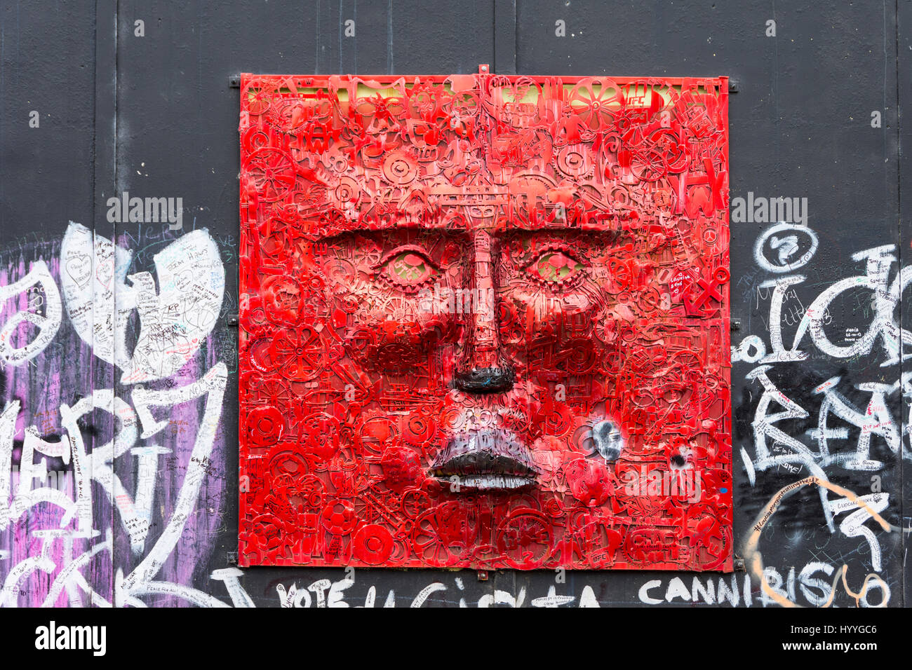 'The Face', a sculpture by Kevin Killen, on the Peace Wall, Cupar Way, Belfast, County Antrim, Northern Ireland, UK Stock Photo