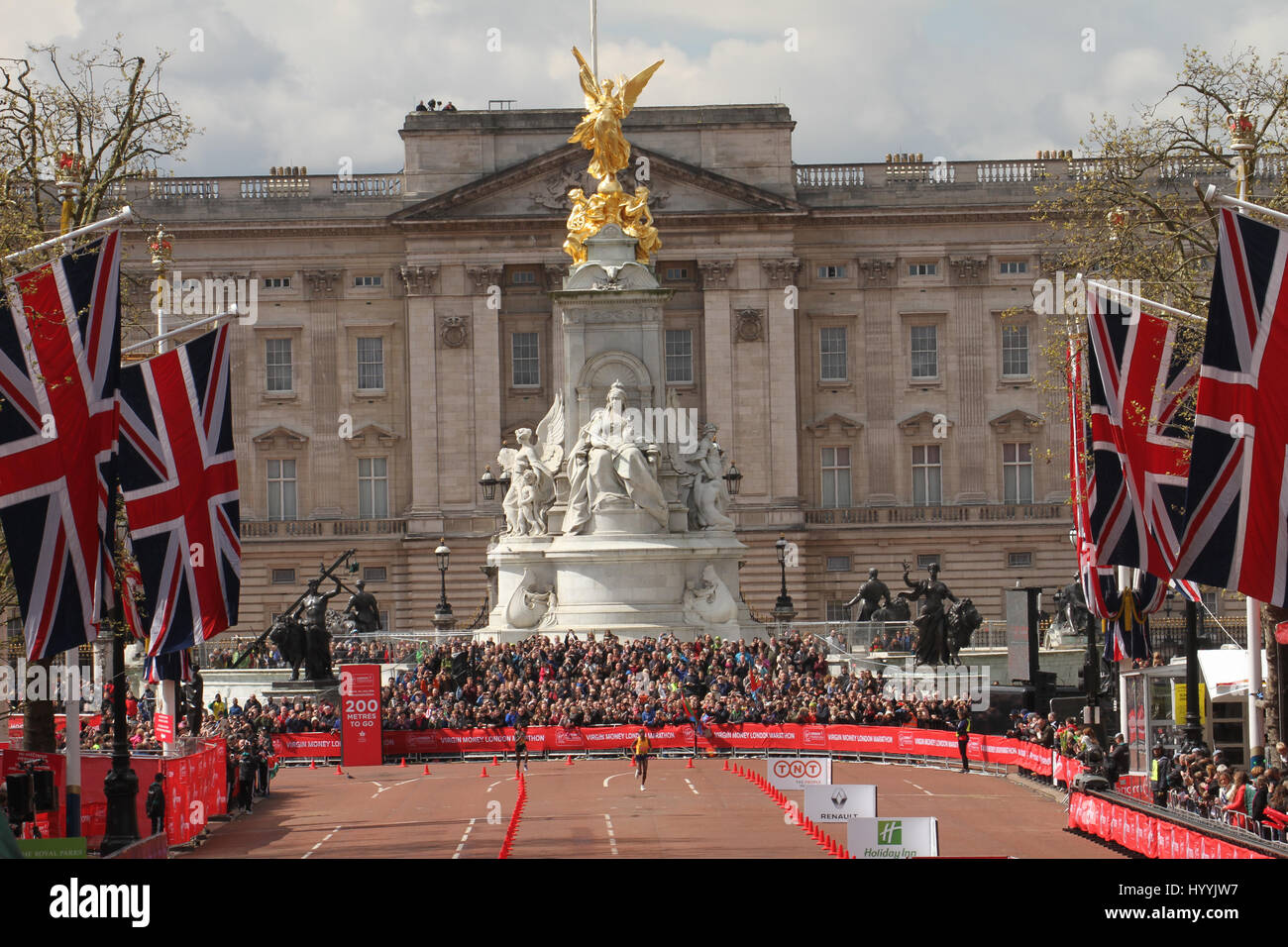 London, UK 24 April 2016. Jemima Sumgong (Kenya) races to the finish line of the Virgin Money London Marathon with the backdrop of Buckingham Palace. The London Marathon’s one-millionth finisher will cross the line during this years race, a milestone in the history of the race that started in 1981. The men's course records is 2:04:29 (2014), held by Wilson Kipsang and women's: 2:15:25 (2003) held by Paula Radcliffe. © David Mbiyu/Alamy Live News Stock Photo