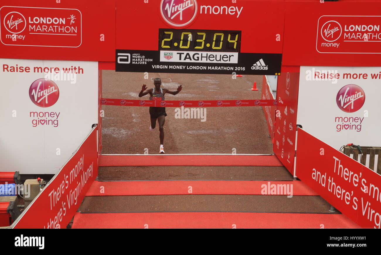 London, UK 24 April 2016. Eliud Kipchoge wins the Virgin Money London Marathon at a time of 2:03:05 breaking the marathon record. The men's course records was 2:04:29 (2014), held by Wilson Kipsang and women's: 2:15:25 (2003) held by Paula Radcliffe. © David Mbiyu/Alamy Live News Stock Photo