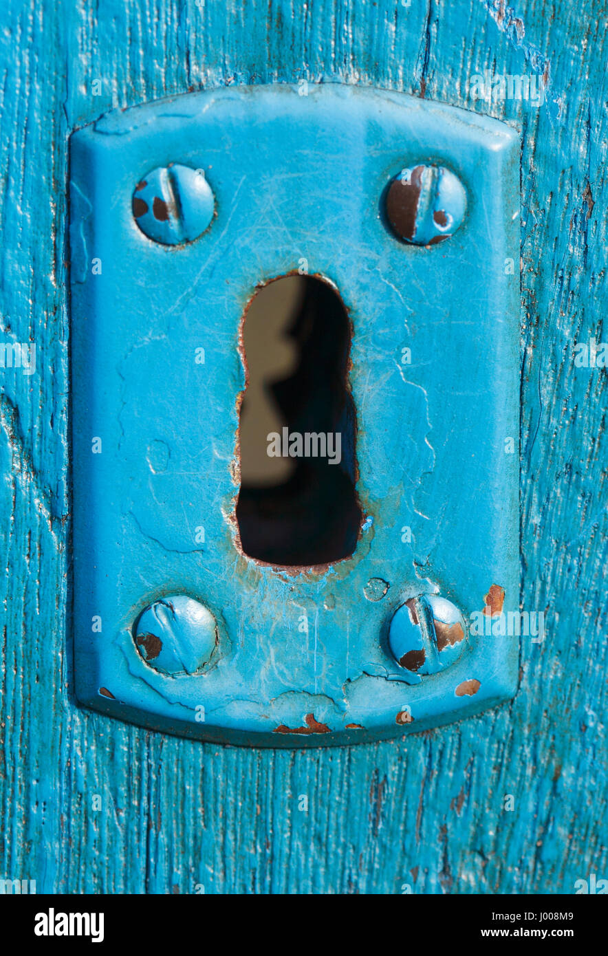 Blaues Türschloss aus Metall auf alter blauer Holztür, Bremen, Deutschland, Europa Stock Photo