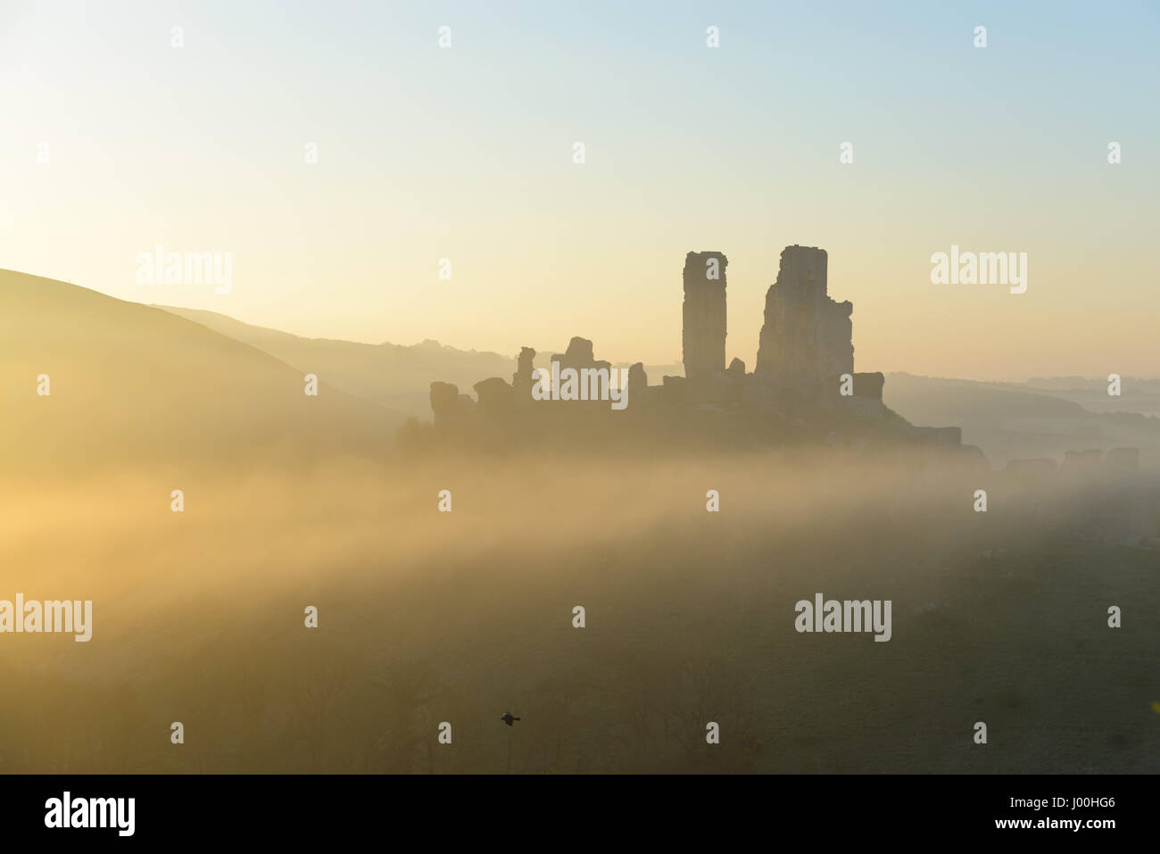 Corfe Castle, Dorset, UK. 8th April 2017. Glorious misty crisp sunrise over the Isle of Purbeck and the iconic, historic ruins of Corfe Castle. © DTNews/Alamy Live Stock Photo
