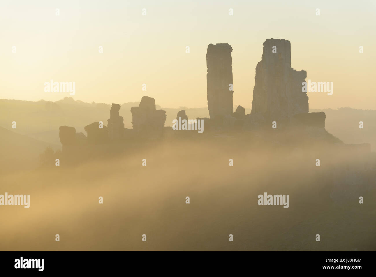 Corfe Castle, Dorset, UK. 8th April 2017. Glorious misty crisp sunrise over the Isle of Purbeck and the iconic, historic ruins of Corfe Castle. © DTNews/Alamy Live Stock Photo