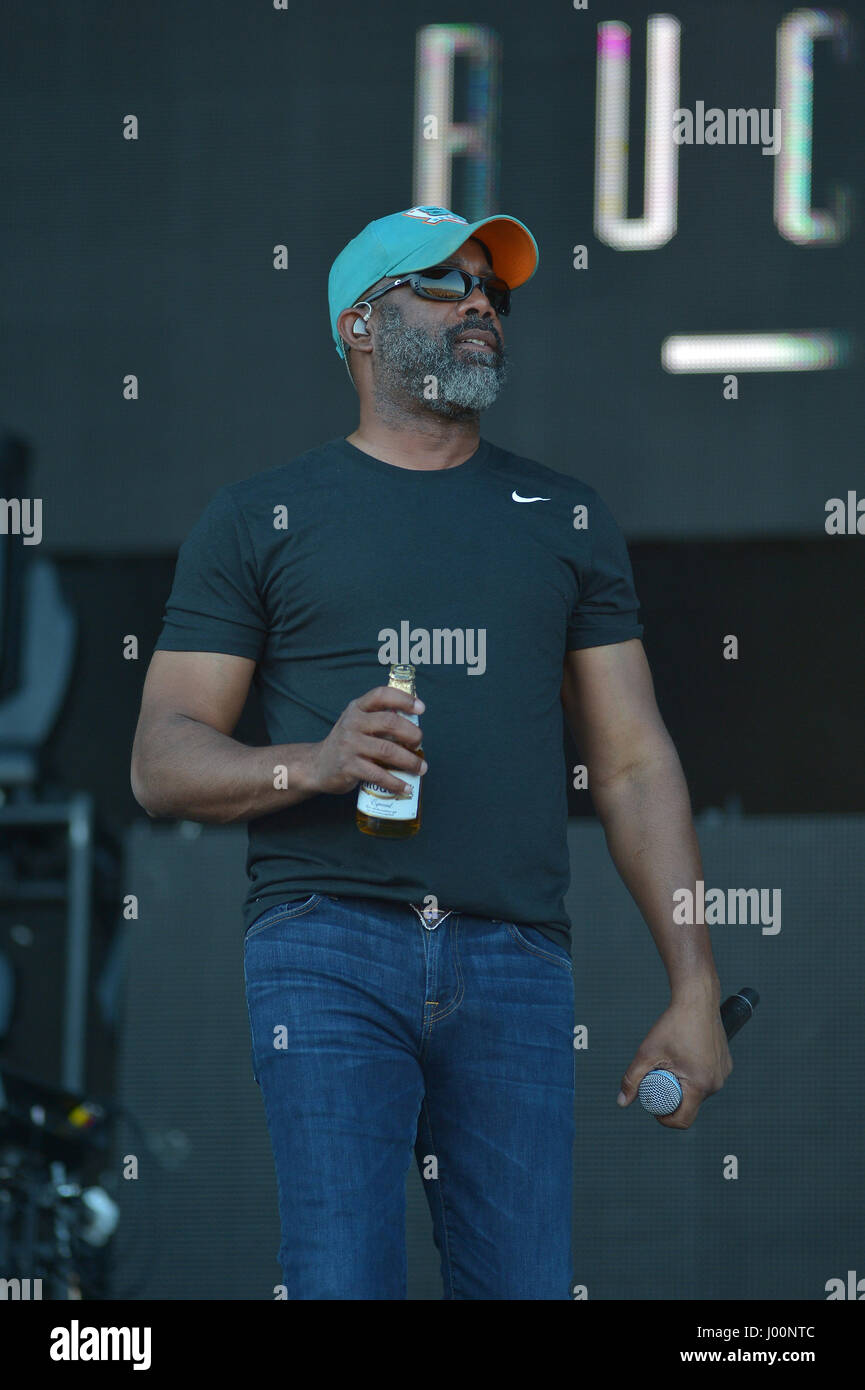 Fort Lauderdale, FL, USA. 07th Apr, 2017. Darius Rucker performs during the Tortuga Music Festival at the Fort Lauderdale Beach Park on April 7, 2017 in Fort Lauderdale, Florida. Credit: Mpi10/Media Punch/Alamy Live News Stock Photo
