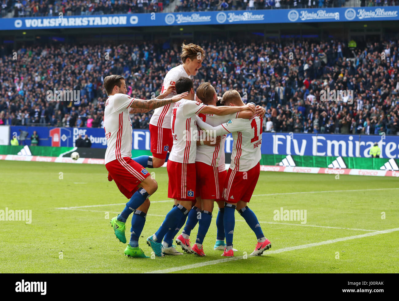 Hamburg, Germany. 8th Apr, 2017. Hamburg's Aaron Hunt (r) and his team ...
