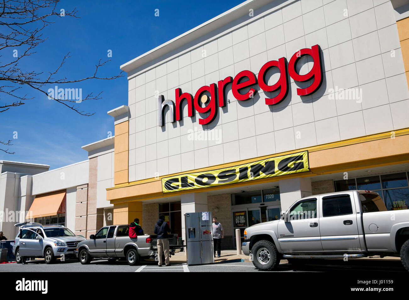 Rockville, Maryland, USA. 8th April, 2017. A store closing banner outside of an hhgregg, inc., retail store in Frederick, Maryland on April 8, 2016. The electronics and appliance retailer announced that it will be closing all of its 220 stores and ceasing operations following its bankruptcy filing. Credit: Kristoffer Tripplaar/Alamy Live News Stock Photo