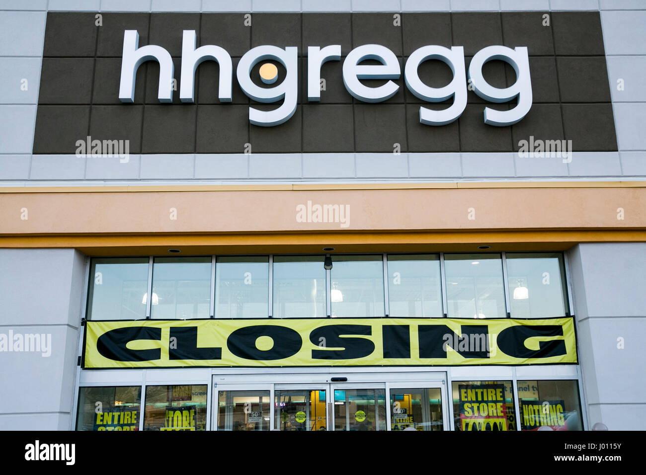 Rockville, Maryland, USA. 8th April, 2017. A store closing banner outside of an hhgregg, inc., retail store in Rockville, Maryland on April 8, 2016. The electronics and appliance retailer announced that it will be closing all of its 220 stores and ceasing operations following its bankruptcy filing. Credit: Kristoffer Tripplaar/Alamy Live News Stock Photo