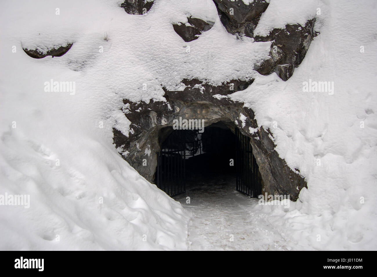 Cave in the snow outdoors Stock Photo Alamy