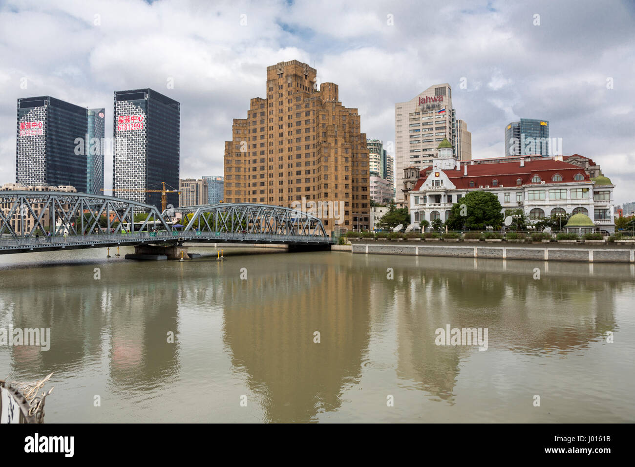 China, Shanghai.  Russian Consulate, old building on right.  Broadway Mansions Hotel in center.  Waibaidu Bridge (Garden Bridge) on left. Stock Photo